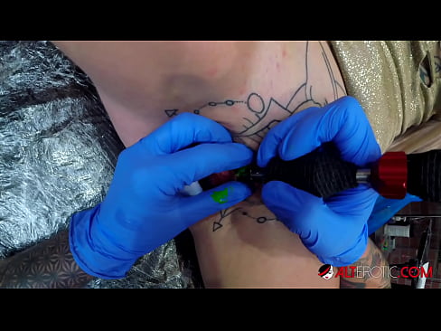 ❤️ An hottie thar a bheith tattooed Sully Savage fuair tattoo ar a clitoris ️ Fucking linn ❌